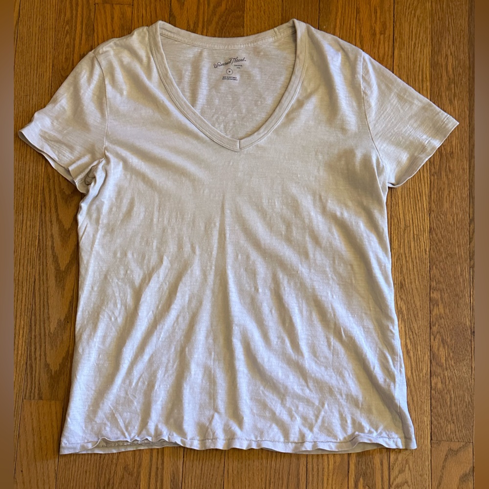 Universal thread beige vneck size medium
